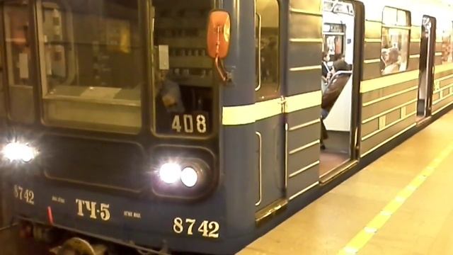 Электропоезд 408 прибывает на ст.метро Ладожская смотреть онлайн