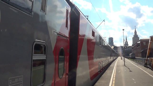 Электровоз ЭП2К-333 с двухэтажным поездом №58 Москва - Йошкар Ола и приветливый машинист смотреть онлайн