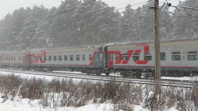 "Много снега" Пассажирский зимой с электровозом ЭП2К-127 смотреть онлайн