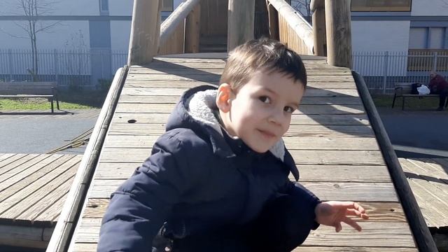 Детские площадки во Франции смотреть онлайн