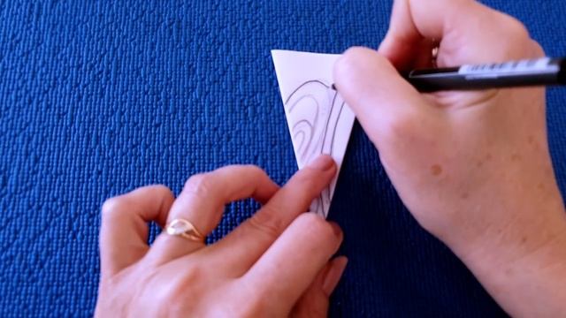 Как вырезать красивые снежинки из бумаги. Красивые бумажные снежинки. Узоры для снежинок. Новогодни смотреть онлайн