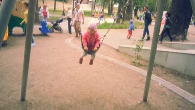 Дочка на качелях смотреть онлайн