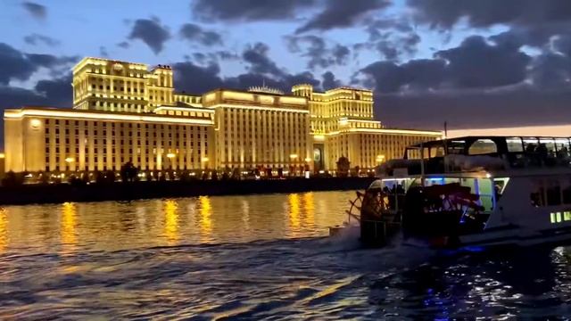 Ночная прогулка по Москва-реке смотреть онлайн
