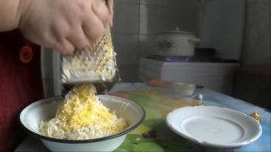 Салат из яиц и сыра за 5 минут просто и вкусно.