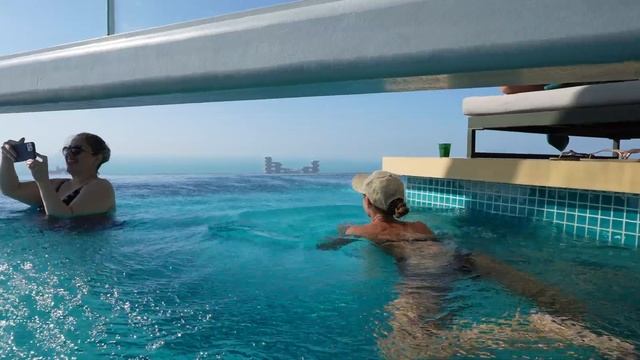 Aura Skypool Dubai 2023 4K - Enjoy these amazing Views! 360 deg Infinity Pool at 200m up in the sky смотреть онлайн