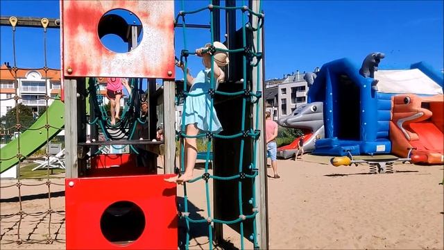 Alexandra op speelplein in Blankenberge / Александра на игровой площадке в городе Бланкенберге смотреть онлайн