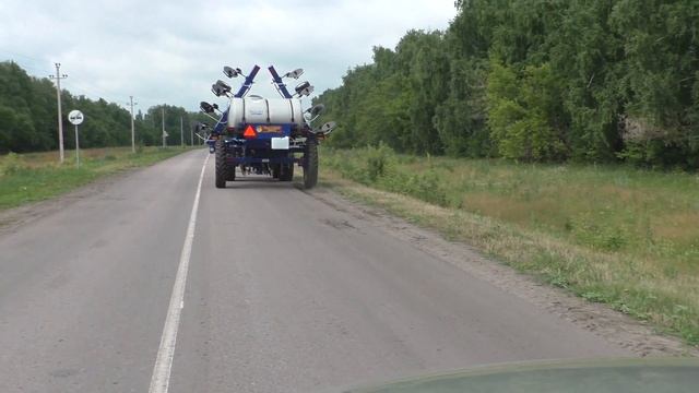 Аппликатор для внесения жидких удобрений. Переезд по дороге общего назначения. смотреть онлайн