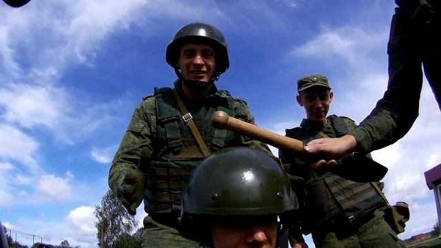 Посвящение в сапер, подрывная машинка выдает 1600 вольт))) смотреть онлайн