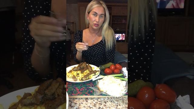 МУКБАНГ КАРТОШЕЧКА ЖАРЕННАЯ ,ВОДОЧКА,СОЛЕНЬЕ ??