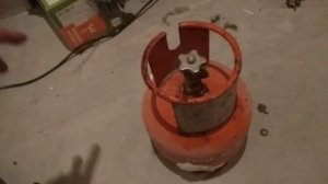Переполненный бытовой газовый баллон. Стравливание газа.