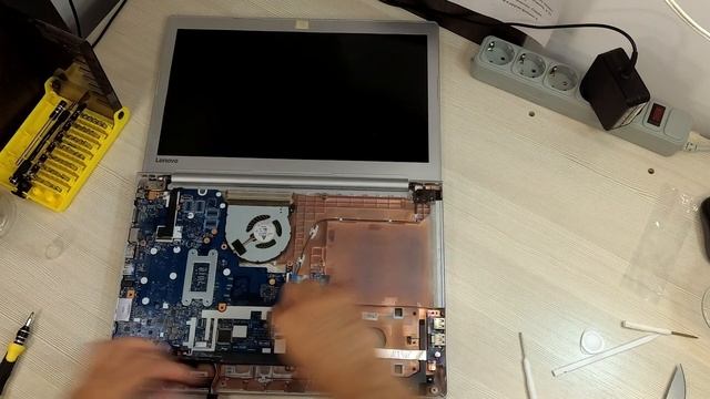 Замена аккумуляторной батареи ноутбука Lenovo IdeaPad 510-15IKB на китайскую копию с Ozon/Aliexpress смотреть онлайн