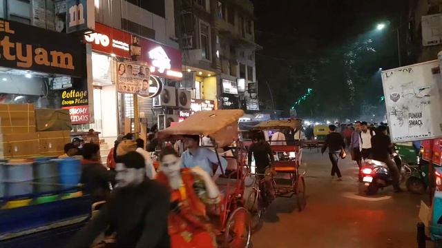Типичный Дели: безумное движение в столице Индии. Typical Delhi: mad traffic in the capital of Indi смотреть онлайн