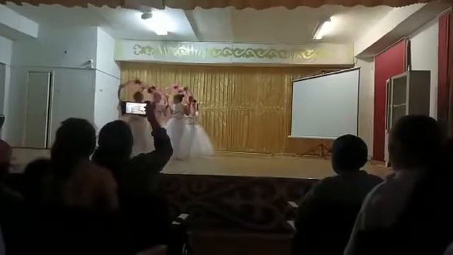 Мерекелік  өте әсерлі би. Бүлдіршіндер тез үйренетін би. Бастауышпен қоштасу билер. гүлдер биі.