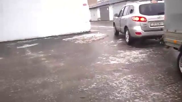 Hyundai Santa Fe с прицепом на скользком асфальте