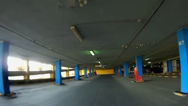 На моноколесе по парковке Торгового Центра смотреть онлайн