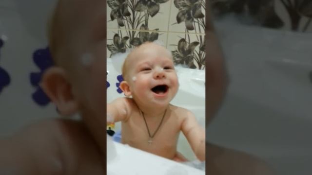 Малыш хохочет! смотреть онлайн