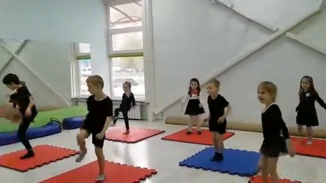 Разминка на занятиях в театральной студии смотреть онлайн