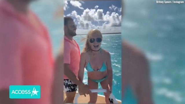 Why Britney Spears Is Dancing w/ Fake Knives Again смотреть онлайн
