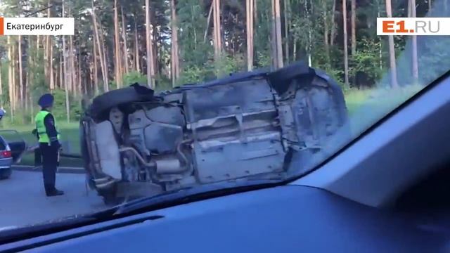 Из за перевернувшейся на Амундсена иномарки автомобилисты встали в пробку смотреть онлайн