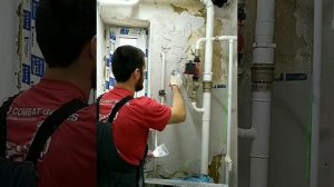 Штукатурка стены за трубами