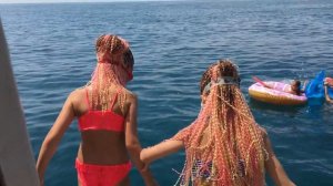Дети купаются в открытом море