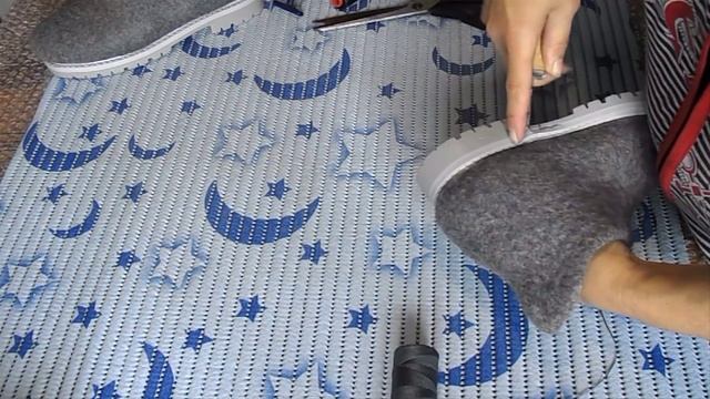 ни дня без валяния/продолжаю работу над серыми ботинками /пришиваю подошву смотреть онлайн