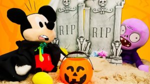 Зомби дарят Патрику конфеты на Хэллоуин ♂️ Видео для детей про мягкие игрушки Микки Маус