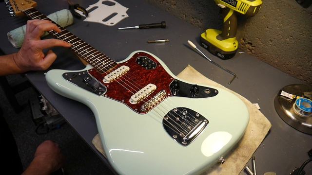 Squier Fender Jaguar Tune-o-matic Bridge Installation смотреть онлайн