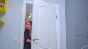 ПАЦАНЫ ПОДРОСТКИ ОБНАГЛЕЛИ - ЗАДИРАЮТ ЮБКИ В ШКОЛЕ!!