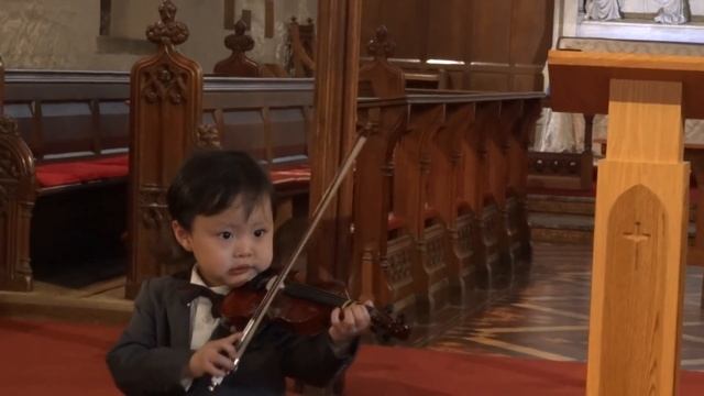 Joshua Tan, aged 3, performing violin at his first soloists concert! смотреть онлайн