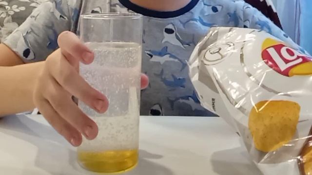 АРТЕМ ПРОБУЕТ | ПРОБУЕМ ЧИПСЫ Lay's С МОЦАРЕЛЛА С ПЕСТО,ПЬЕМ МОХИТО ОТ МЕДНЫЙ ВЕЛИКАН И ПРОБУЕМ КЕК смотреть онлайн