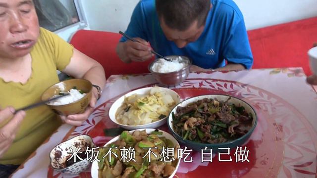 爆炒鴨胗燜米飯，好伙食！老爸飯桌說啥？又被懟，嘴角流油吃過癮【泥土大黑】 смотреть онлайн