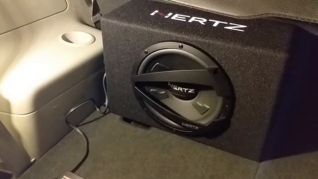 Установка сабвуфера в машину Hertz , JVC 800w смотреть онлайн