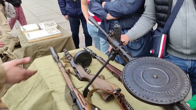 К Дню Победы!!! На Невском проспекте можно подержать оружие ВОВ и узнать о нем много интересного... смотреть онлайн