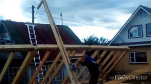 Подъем стен каркасного дома ручной лебёдкой.