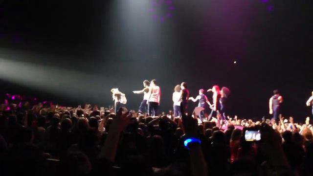 Justin Bieber Boyfriend & BABY With A Little Girl Moscow RUSSIA Джастин Бибер взял девочку со сцены