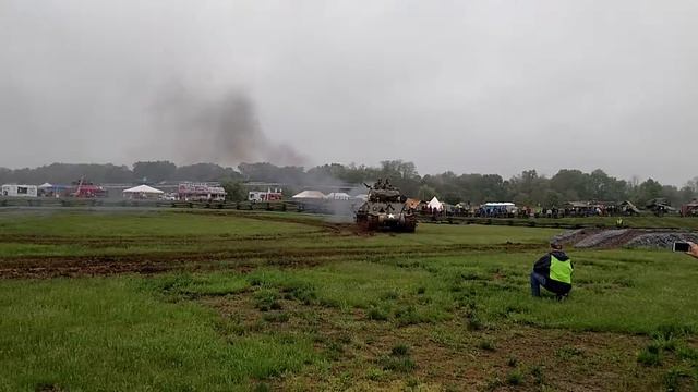 M4A3E8 Sherman Tank, Easy 8, running the course, Army Heritage Days 2018 смотреть онлайн