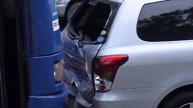 На Светланской рейсовый автобус влетел в универсал