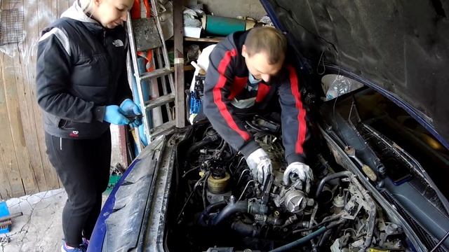 Разбираем с Аленой двигатель своими руками в гараже.. Рено лагуна 2.2. ДЕВУШКА МЕХАНИК)) Снятие ГБЦ смотреть онлайн