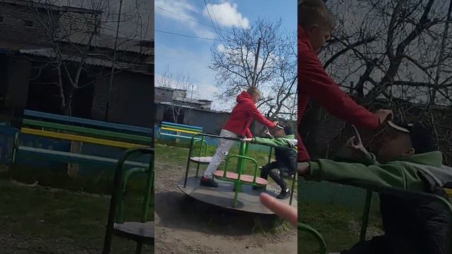ГУЛЯЛА С ДРУГОМ ПОСЛЕ ШКОЛЫ смотреть онлайн