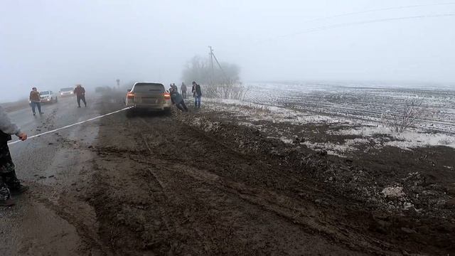 Ну и кто тут настоящий внедорожник? Mitsubishi Pajero Sport 3 вытаскивает Porshe Cayenne. смотреть онлайн