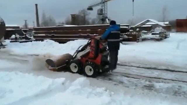 Мини-погрузчик РФ с бортовым поворотом Митракс 650 с щеткой. Видео от клиента из Великого Новгорода смотреть онлайн