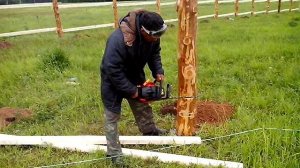 2014.06.14 Я работаю с пилой при установке прожилин забора.