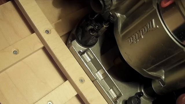 Приспособление для ручного фрезера. Фрезеровка пазов через одинаковые расстояния. смотреть онлайн