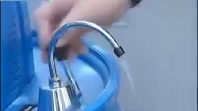 Американский изобретатель научился делать воду из воздуха смотреть онлайн