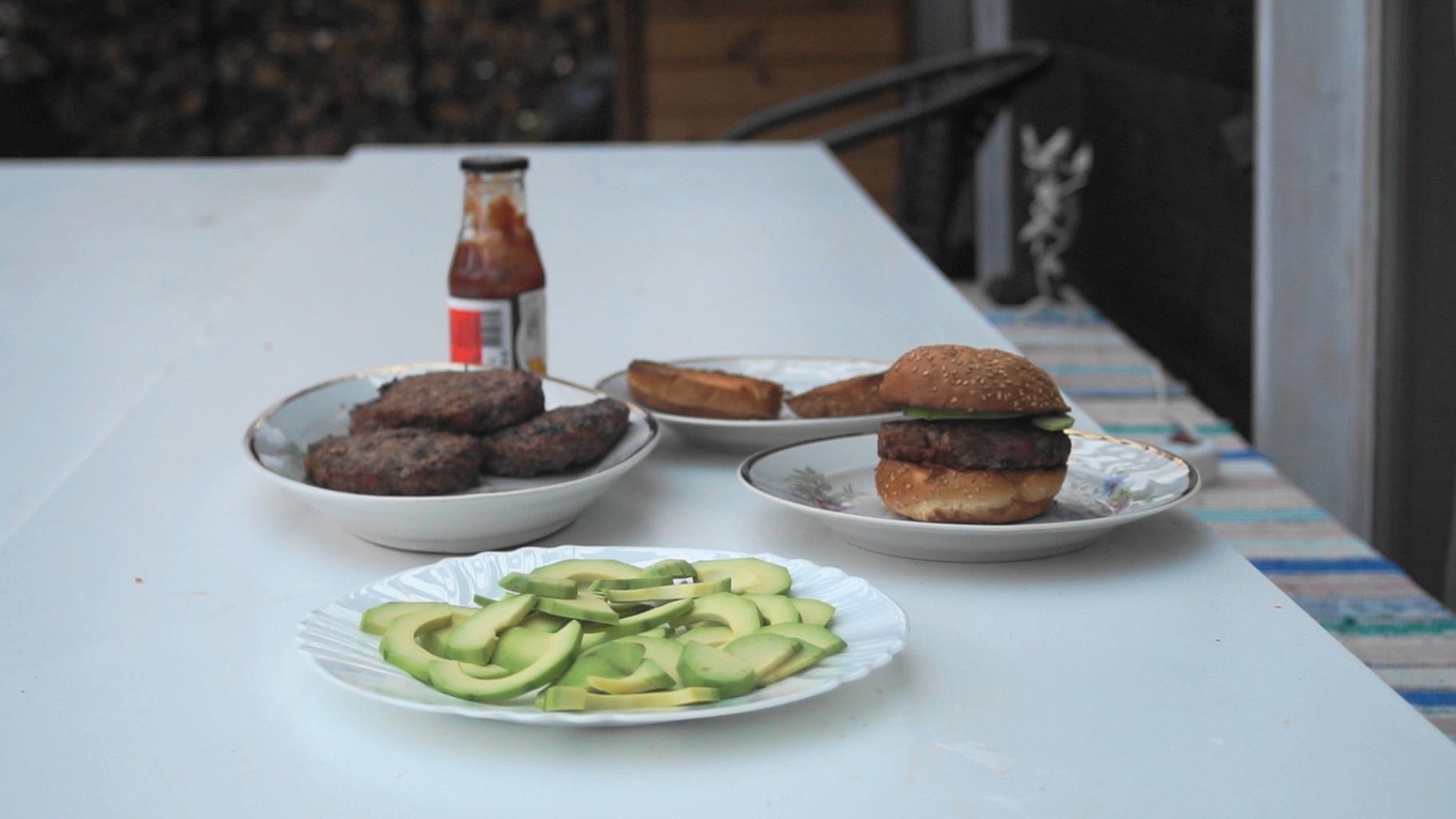 Бургеры по мексикански на угольном гриле.