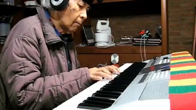 YESTERDAY The BEATLES Played by Dedy Suardi on PSR E413 NEW смотреть онлайн