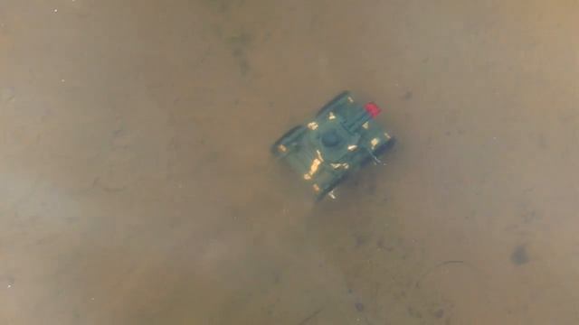 Игрушечный китайский танк покоряет дно реки Волги :)) смотреть онлайн