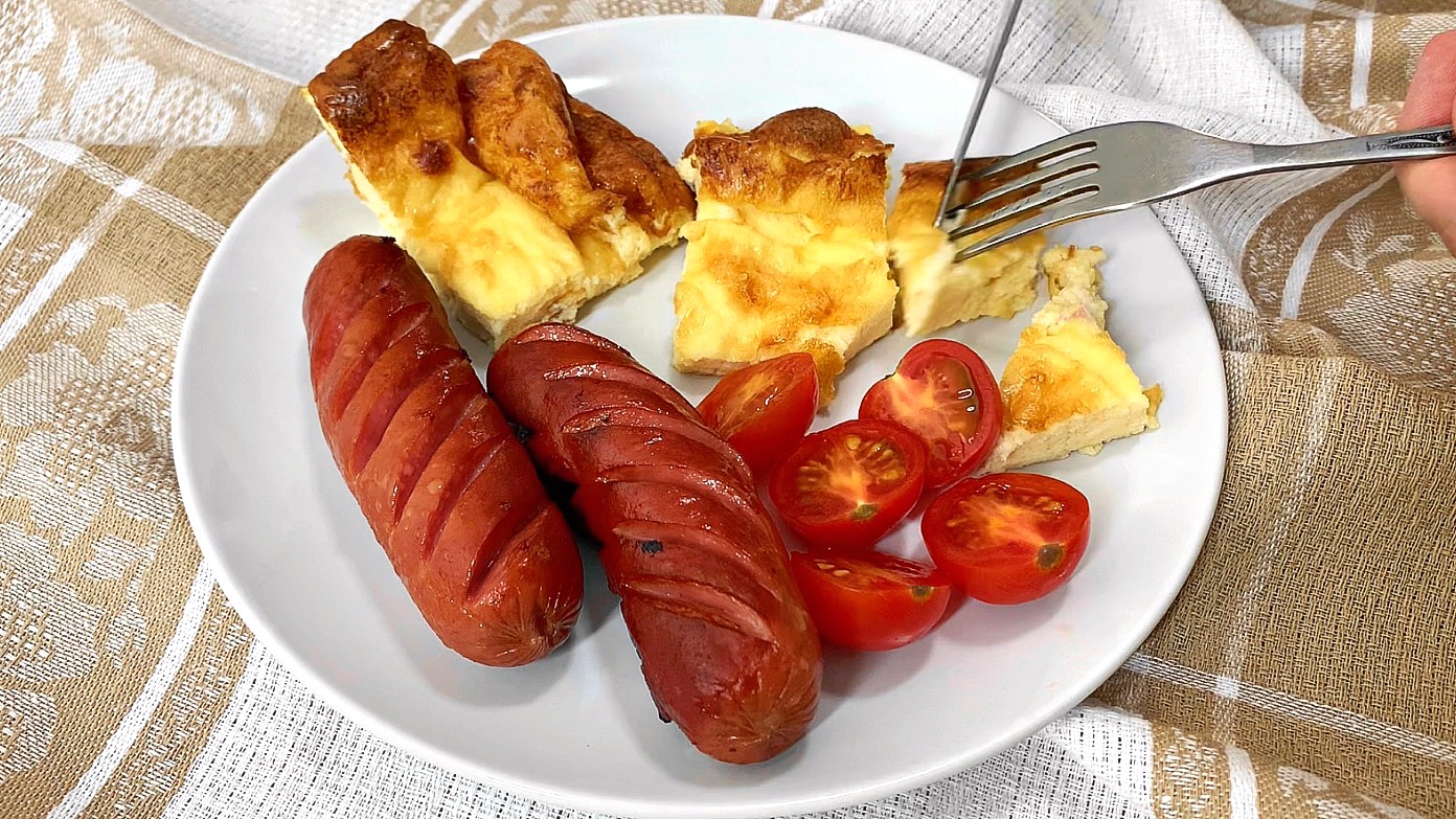 Сытный завтрак! Омлет и сосиски!