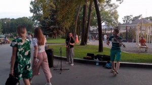 СУПЕР МУЗЫКА В САДУ ШЕВЧЕНКО _ ТАЛАНТЛИВЫЙ СКРИПАЧ ИГРАЕТ И ТАНЦУЕТ, ДЕВУШКА НА САКСОФОНЕ.mp4